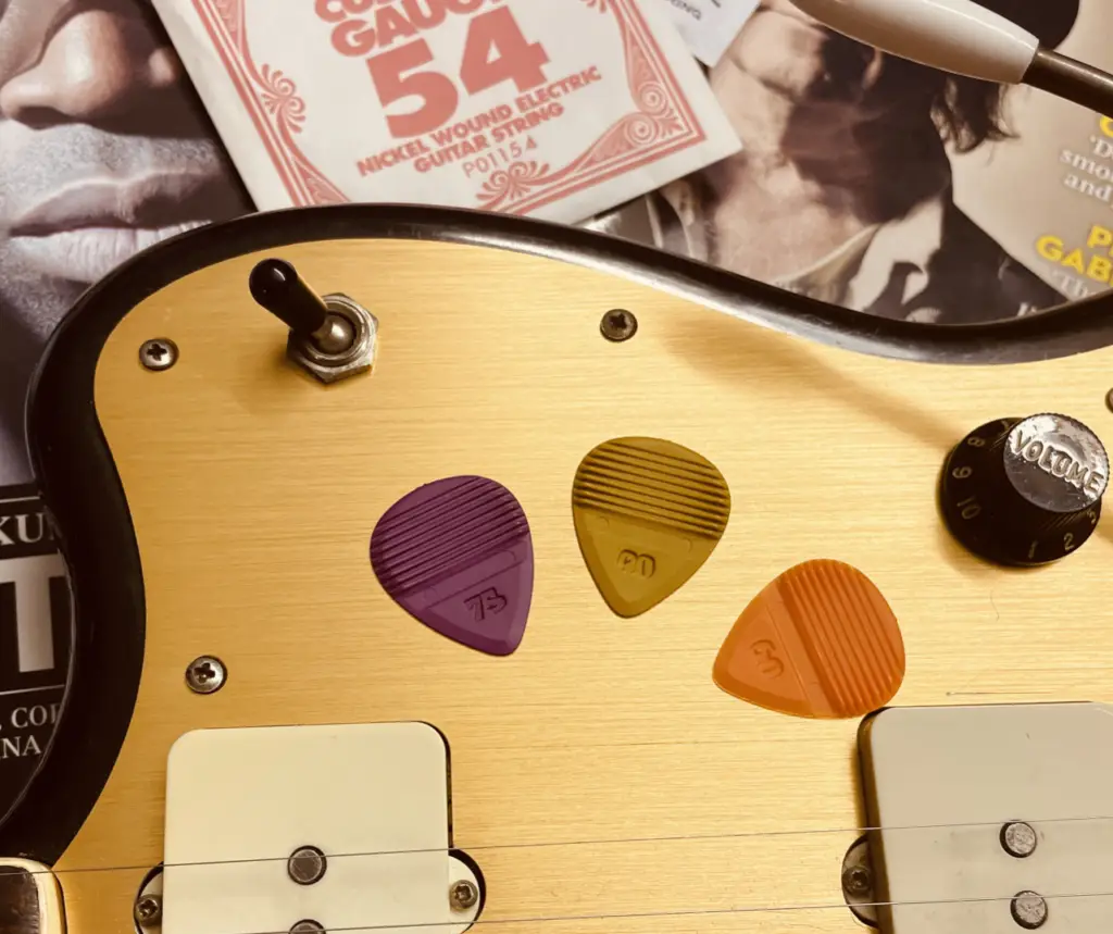 Innovative Plektren made in Germany. Die PLK heros vereint auf einer Fender Jazzmaster.